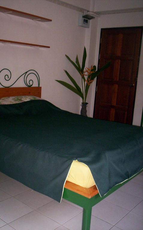 Baankhunmae Apartment Bangkok Esterno foto