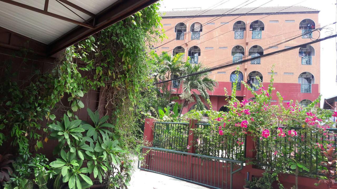 Baankhunmae Apartment Bangkok Esterno foto